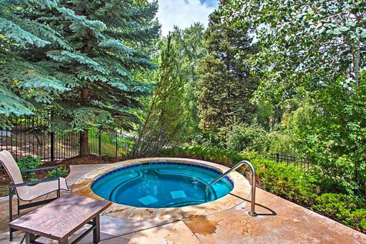 Appartement de vacances pour 4 personnes, avec terrasse et sauna ainsi que vue et piscine
