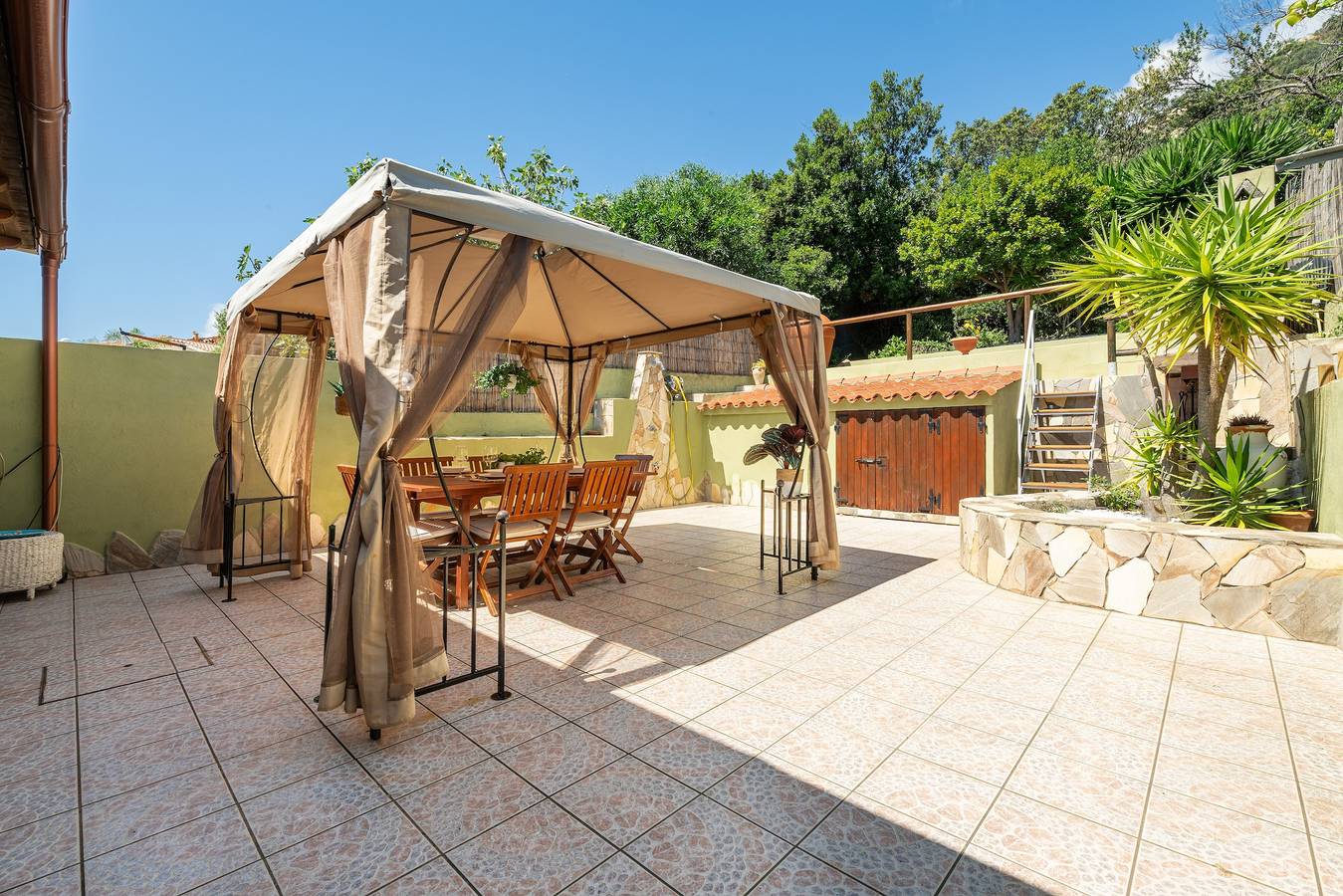 Casa vacacional 'Claudia' con terraza privada, Wi-Fi y aire acondicionado in Costa Rei, Muravera