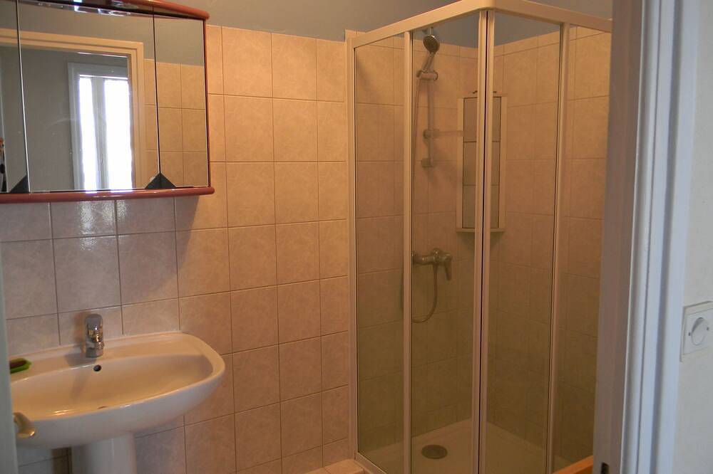 Appartement entier, Un meublé à deux pas de la plage,d'Océanopolis et du jardin botanique. in Brest, Région de Brest