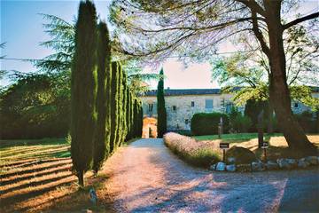Gîte pour 4 personnes, avec terrasse et sauna ainsi que jardin et piscine à Arpaillargues-et-Aureillac