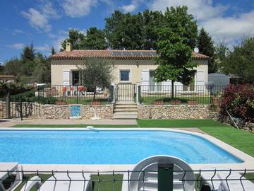 Gîte pour 6 personnes, avec piscine ainsi que jardin et terrasse, animaux acceptés à Régusse