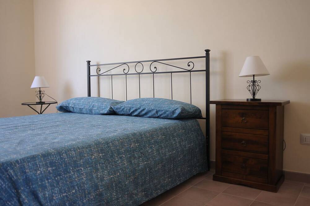 Apartamento inteiro, Villa Bruca is a two-family house composed of two separate units.The unit offered, Villa Bruca 1, includes a double bedroom with the possibility of adding two single beds, a spacious bathroom with a modern walk-in shower, and a kitchen-living area equipp in Marina di Caronia, Caronia