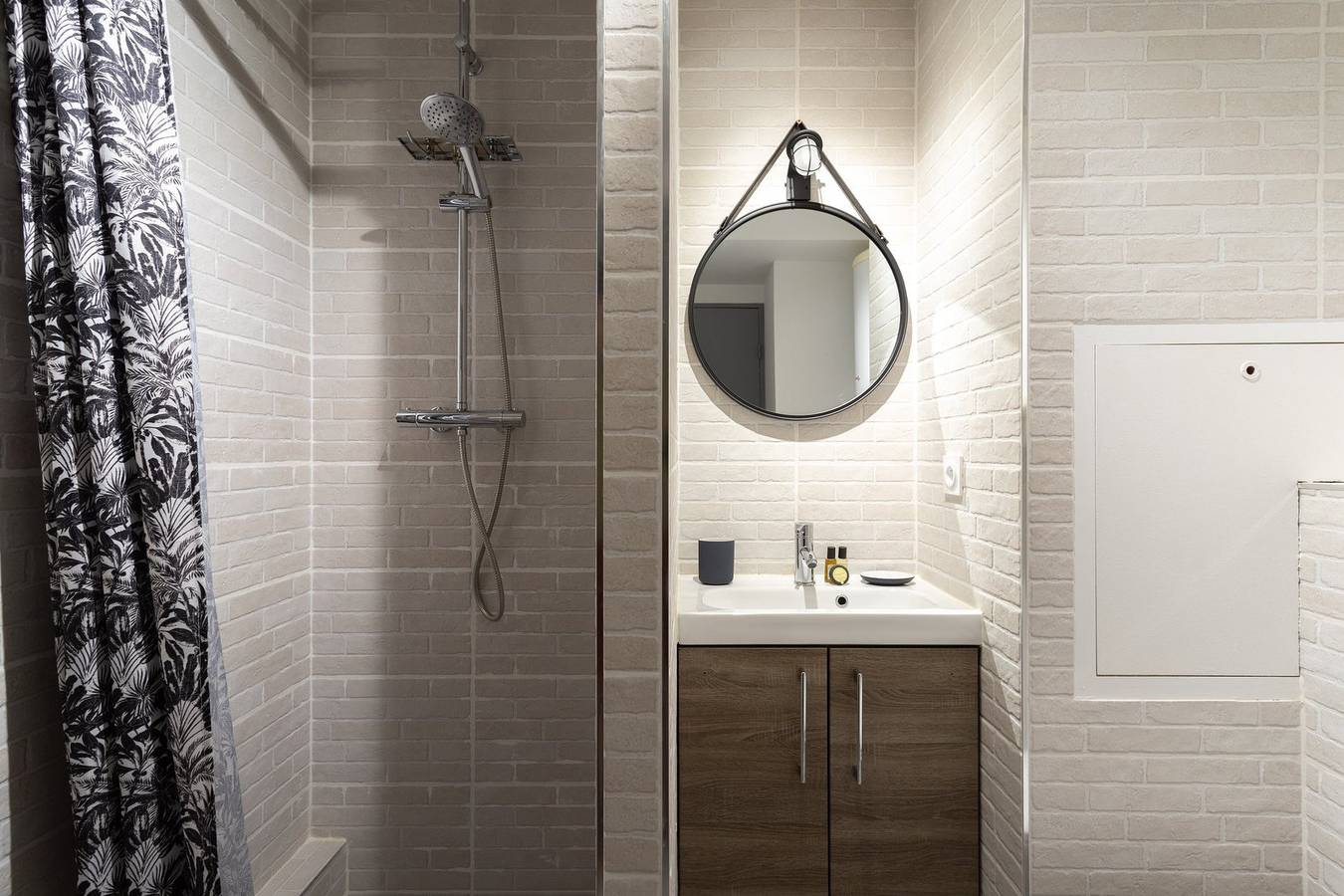 Ganzes Studio, Comfy Stay Steps from the Metro in Lyon, Rhône