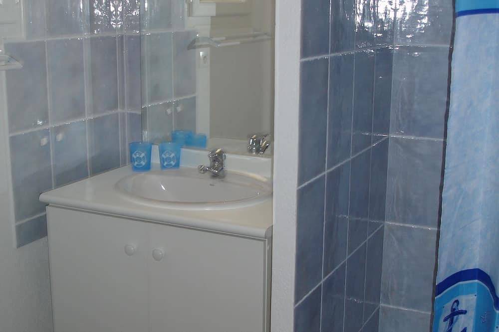 Ganze Wohnung, Spacious apartment with terrace and pool 5' walk from the beach in Narbonne Plage, Narbonne