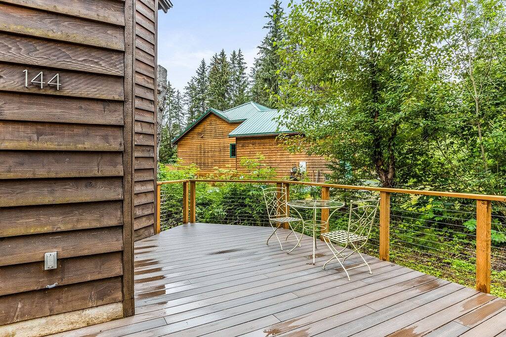 Quiet & contemporary cabin with spacious deck & mountain views - dogs welcome in Girdwood, Anchorage
