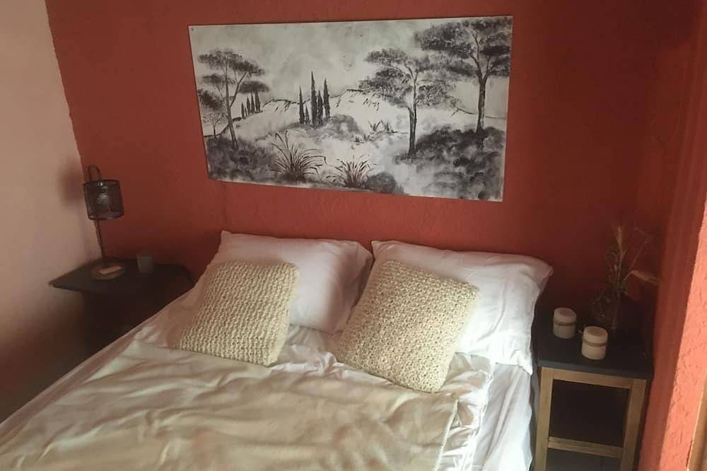Pretty gite in Provence, swimming pool and private garden, pets welcome in Jonquerettes, Vaucluse