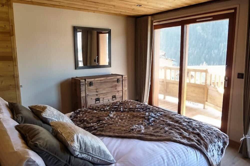 Stunning high end 11 person chalet with garage in the village of Peisey. in Massif de la Vanoise