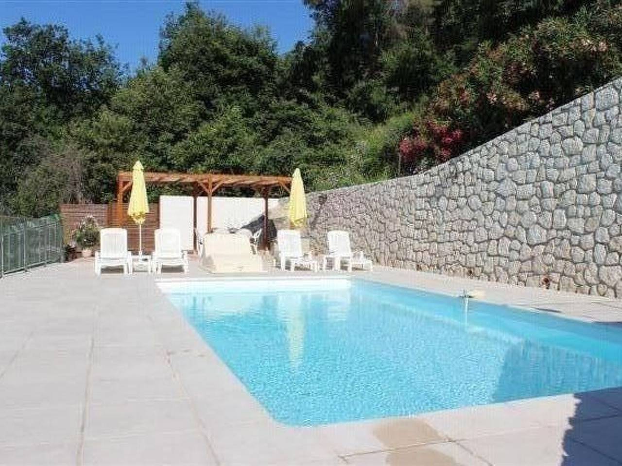 "Rocabel" mit Blick auf das Wasser in Gattières, Cannes region