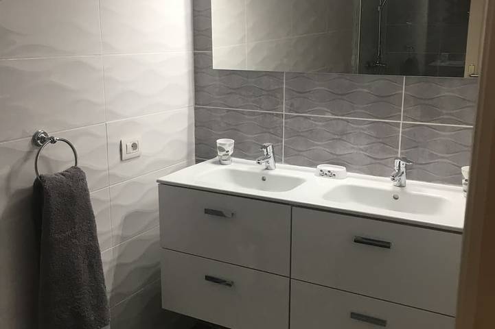 Appartement entier, Superbe appartement avec vue imprenable sur la mer et la falaise, 2 terrasses et wifi gratuit. in Playa de los Guíos, Santiago del Teide
