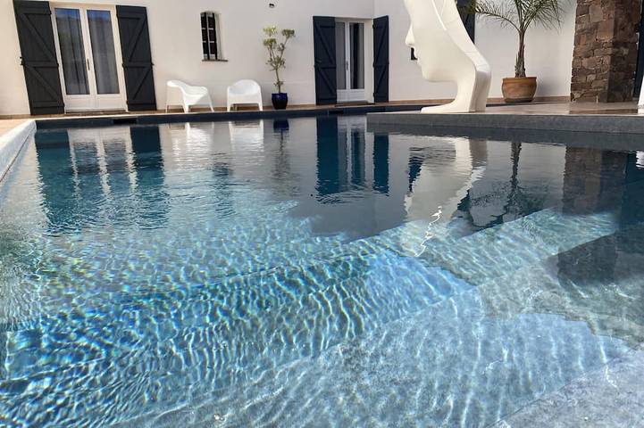 Appartement de vacances pour 2 personnes, avec jacuzzi et terrasse ainsi que jardin et piscine