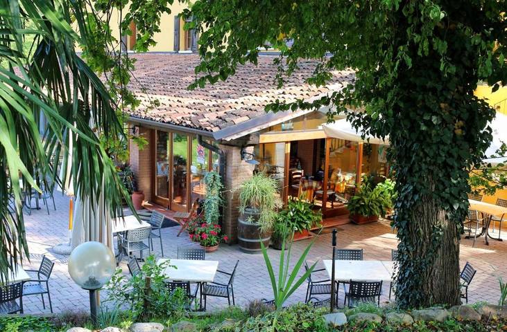 Location de vacances pour 4 personnes, avec Terrasse et Jardin ainsi que Piscine et Vue à Solferino