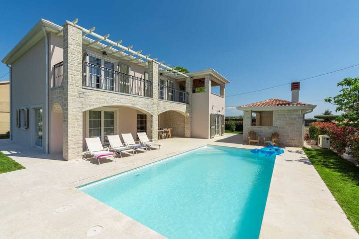 Ferienhaus für 8 Personen, mit Balkon und Terrasse sowie Garten und Pool in Kastelir