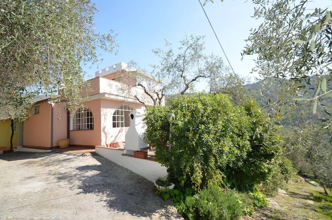 Lichtdurchflutetes Ferienhaus mit drei Terrassen und Gemeinschaftspool in Casa Carli, Prelà