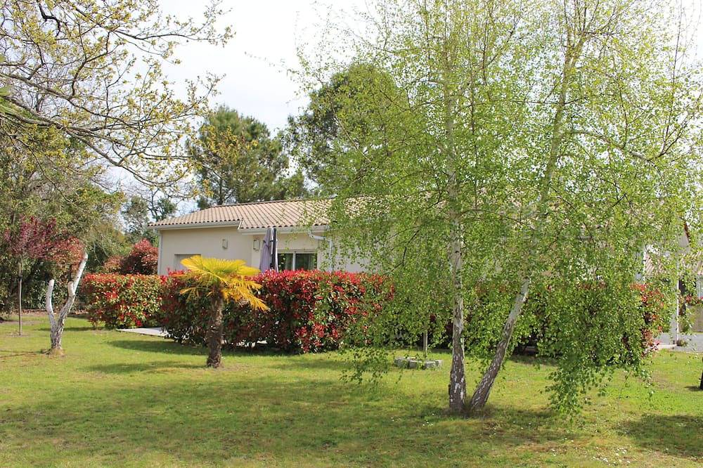 Single-storey villa, large plot, close to lake and ocean in Hourtin, Regionaler Naturpark Médoc