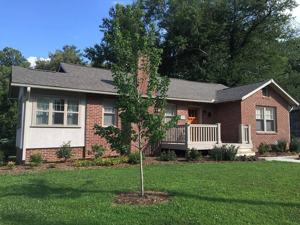 Ideale Innenstadtlage! Schöner neu renovierter Ferienbungalow in Brevard, Transylvania County