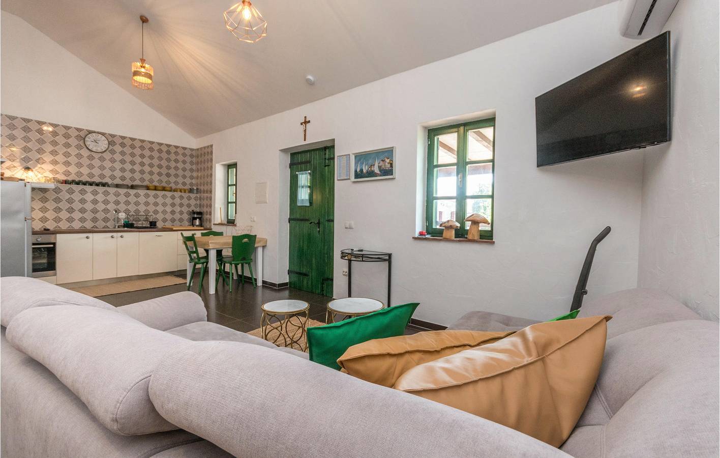 Acogedor apartamento de 2 dormitorios con piscina, wifi y a pocos pasos de la playa in Sukosan, Region de Zadar