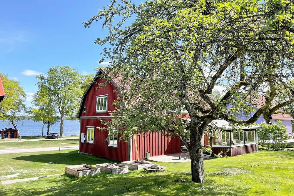 Nice holiday home with a view of lake Åsnen in Hulevik, Lönashult | in Åsnen