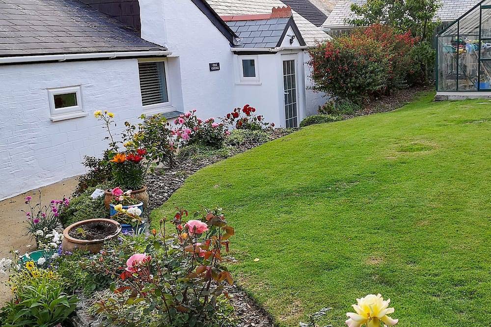Cove Cottage, pet friendly, with a garden in Tintagel in Tintagel, Cornwall