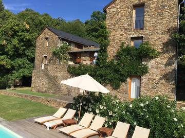 Cottage pour 10 personnes, avec jardin et vue ainsi que piscine et terrasse, animaux acceptés à Saint-Hilaire-de-Lavit
