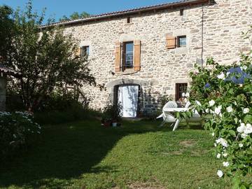 Chambre d’hôte pour 2 personnes, avec jardin dans le Cantal