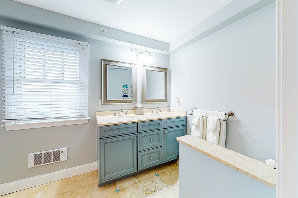 Ganze Wohnung, Quaint condo near private beach access with fireplace - close to dining in Dennis Port, Dennis