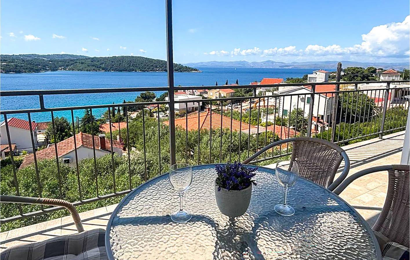 Ganze Ferienwohnung, Apartment am Meer mit Terrasse, WLAN und Parkplatz in Necujam in Necujam, Solta