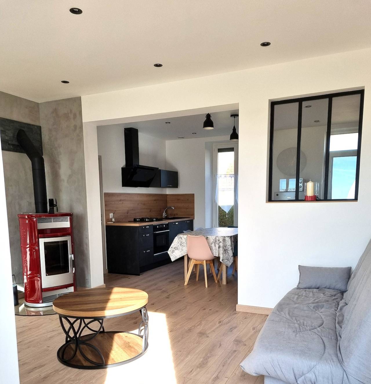 Casa de campo independiente 'Aux Hirondelles' con terraza privada, jardín y Wi-Fi in Montceaux-lès-Provins, Sena y Marne