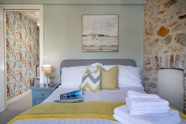 Seven - La Petite Maison is a stylish, dog-friendly holiday home in Brixham in Brixham, Torbay