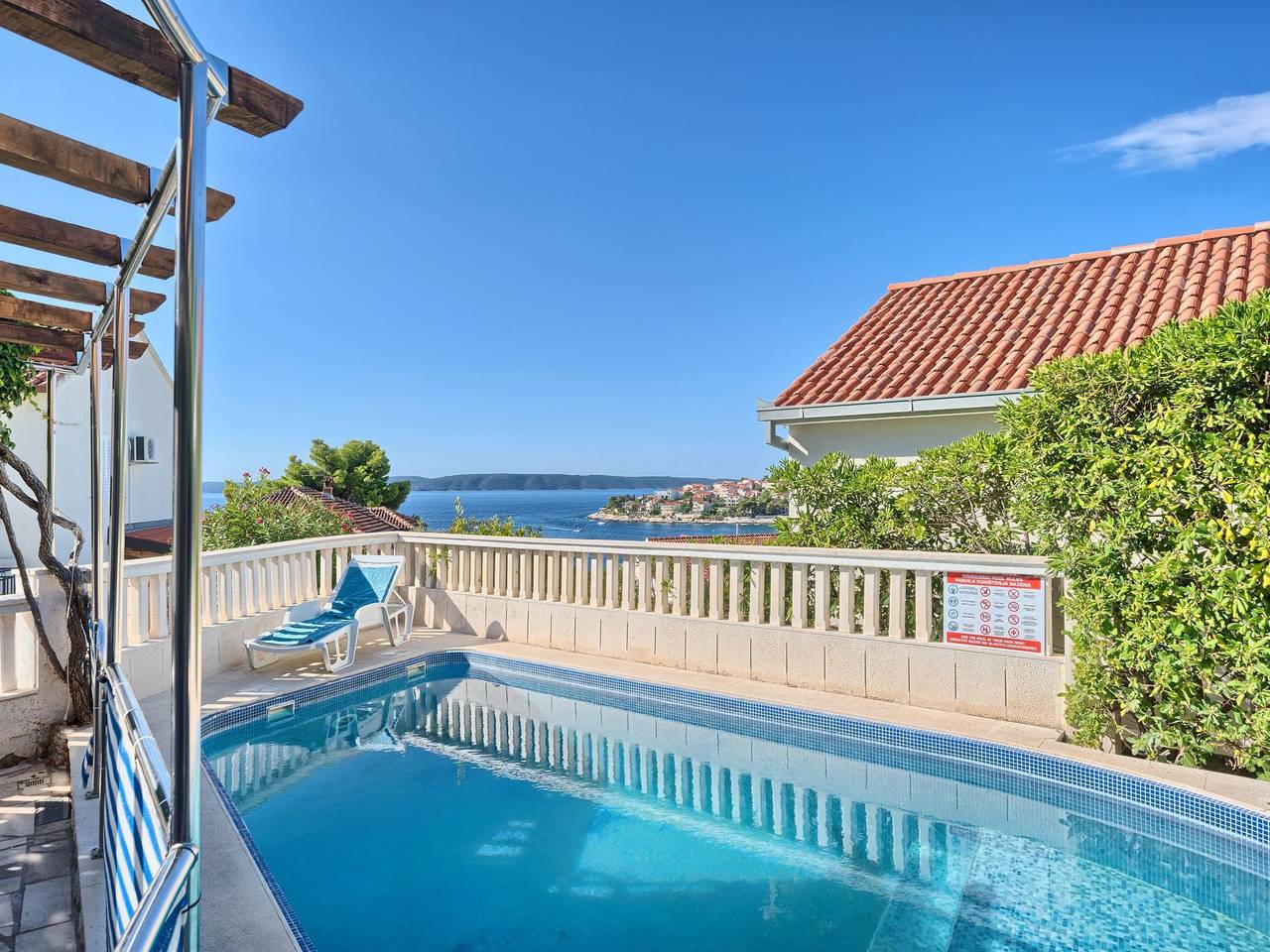 Cały apartament, In Okrug Gornji mit Grill, gemeinsamem Pool und Garten und Meerblick in Okrug Gornji, Čiovo