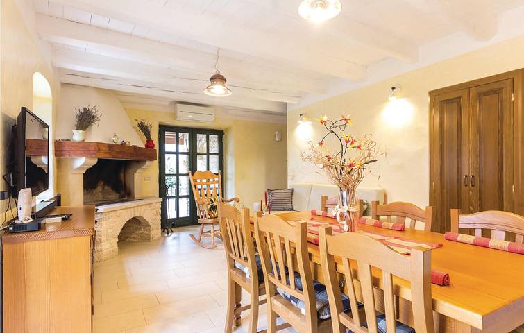 Reizende 2-Zimmer-Wohnung mit Pool, Terrasse und in der Nähe des Stadtzentrums in Sisan, Südküste Istrien