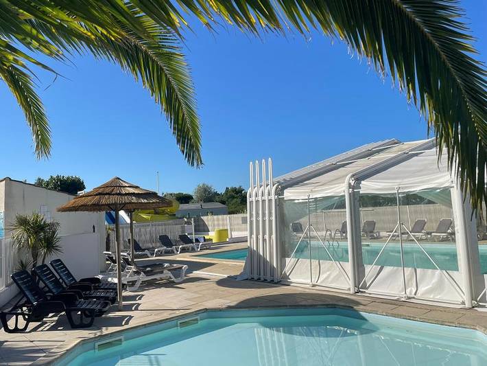 Camping pour 4 personnes, avec Terrasse ainsi que Bassin pour enfant et Piscine