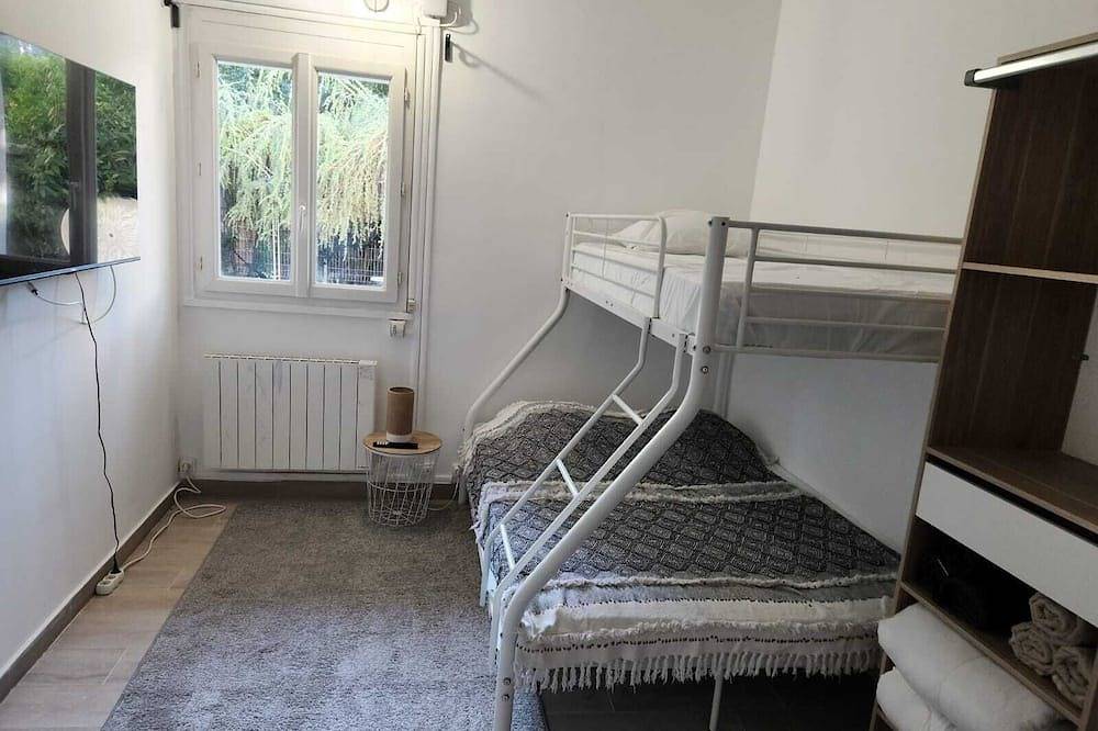 Entire apartment, Family apartment with private garden and terrace 10 minutes from the metro and Rer station. in Noisy-le-Sec, Seine-Saint-Denis