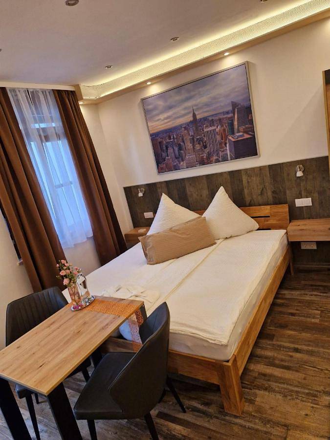 Ferienwohnung für 2 Personen, mit Balkon und Terrasse sowie Garten und Pool in Wertheim