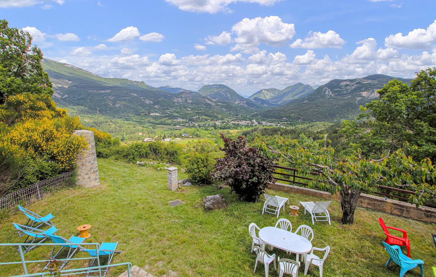 Appartement spacieux avec vue panoramique et garage près de la rivière L'Oule in La Motte-Chalancon, Région de Die