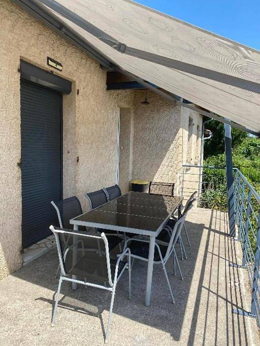 Location de vacances pour 8 personnes, avec vue ainsi que balcon et piscine à Rignac (Lot) - 2