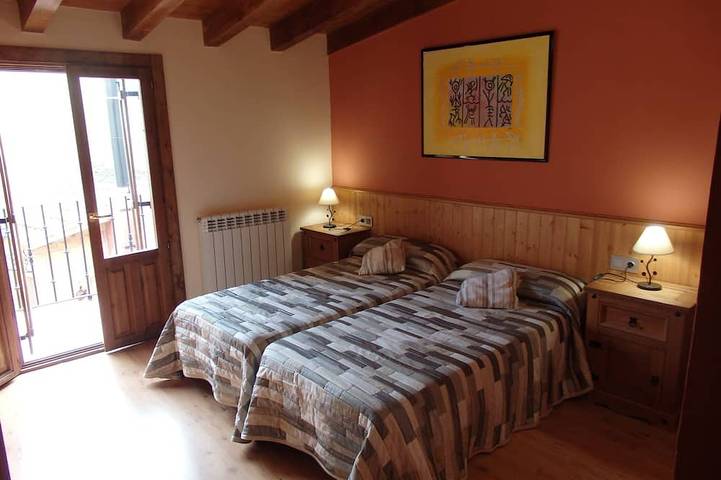 Altes Bauernhaus in Holz und Stein restauriert in Carcastillo, Navarra Provinz