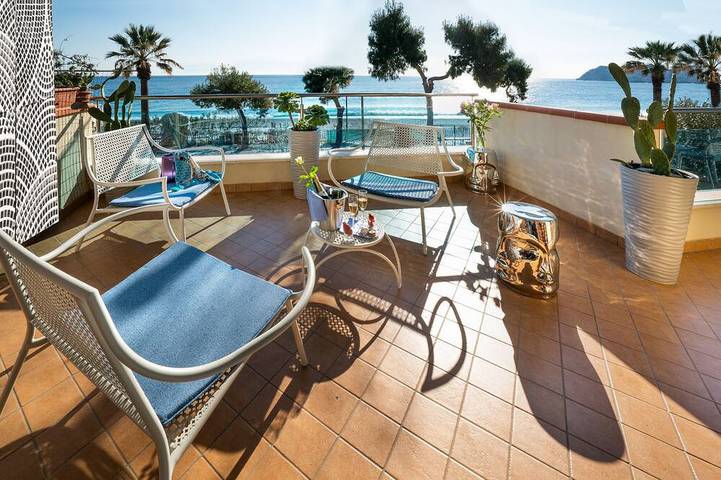 Appartamento intero, Appartamento di lusso fronte mare con 2 camere da letto, piscina e parcheggio in Mazzeo, Taormina