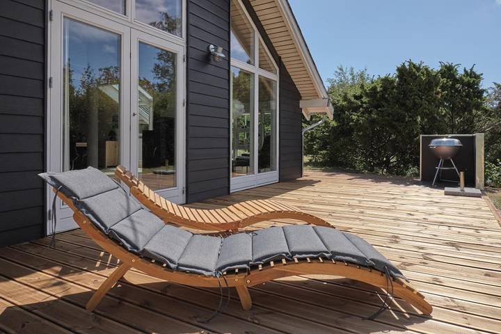 Geräumiges, komplett renoviertes Ferienhaus auf gepflegtem Naturgrund nur 300 m vom kinderfreundlichen Øer Strand entfernt in Øerne, Ebeltoft