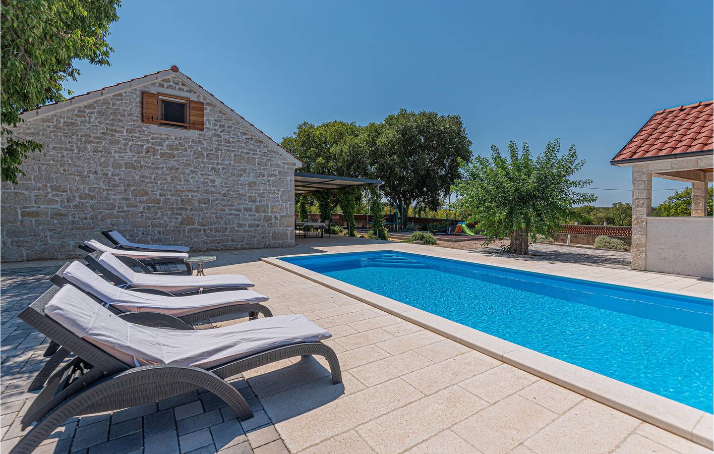 Holiday home for 6 people with terrace in Dalmatian Zagora