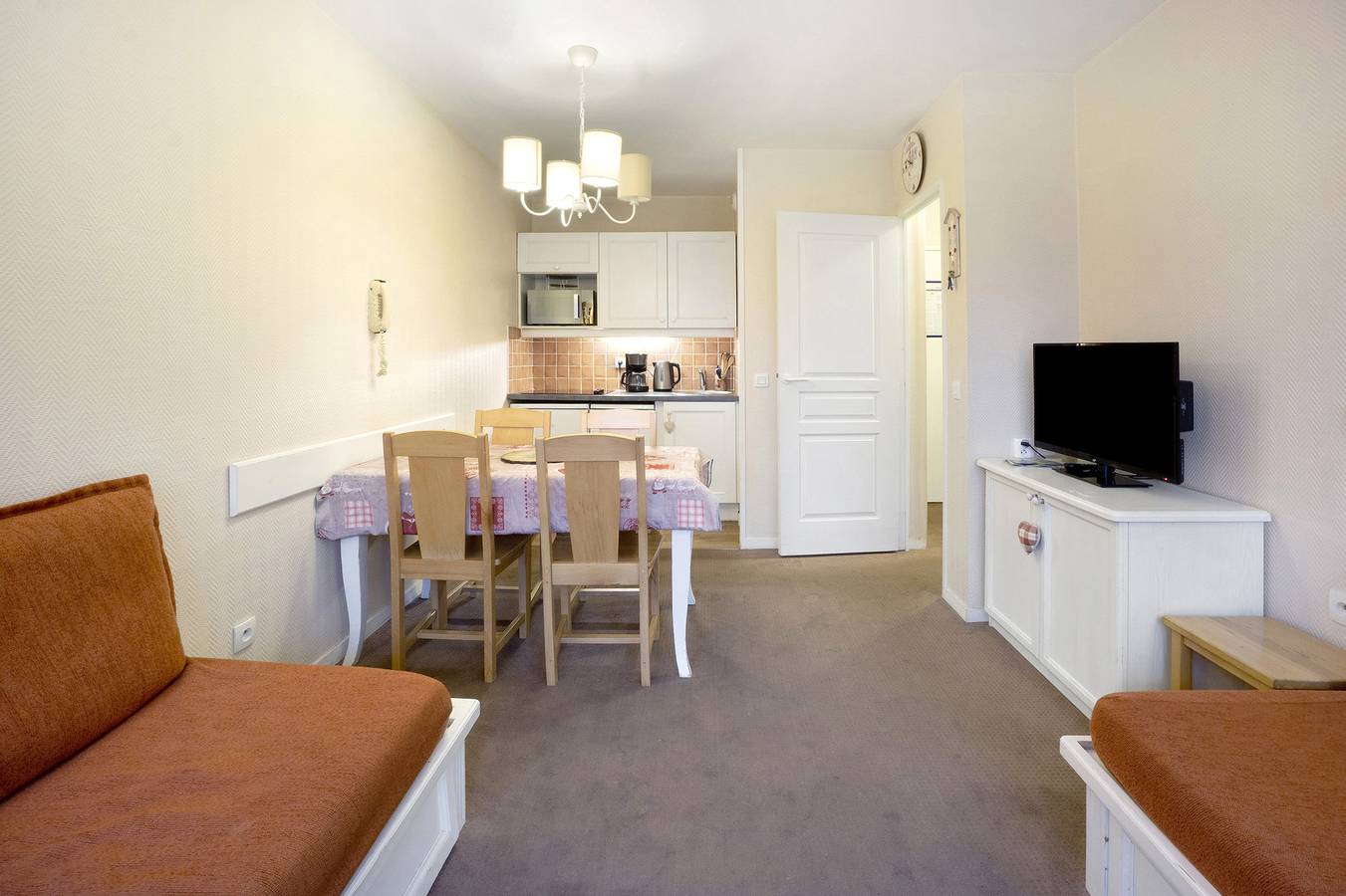 Ganze Wohnung, Ferienwohnung 'Aux Pieds des Pistes' mit Bergblick und direktem Pistenzugang in Valmeinier, Region Saint-Jean-de-Maurienne