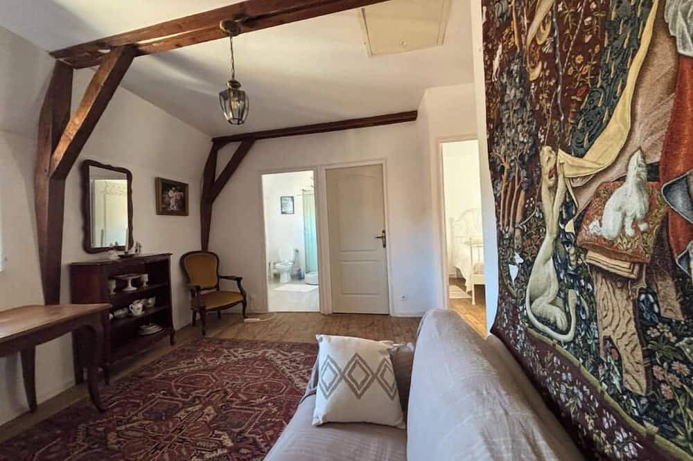 Ganze Wohnung, Authentic village apartment with river views in Yzeures-sur-Creuse, Loches und Umgebung