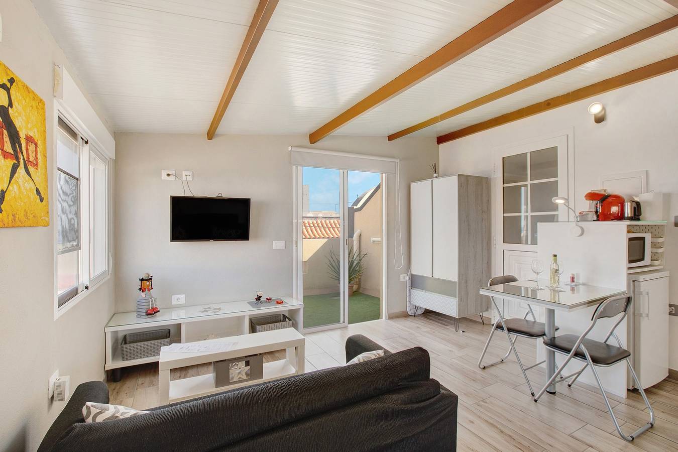 Apartamento entero, Apartamento de vacaciones 'Estudio Calima' con vistas al mar, terraza privada y Wi-Fi in Arico, Tenerife Sur