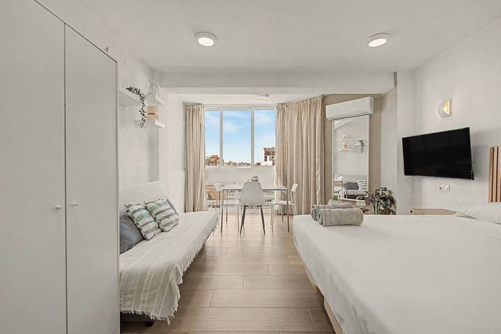 Gehele studio, Studio-appartement 'Sol Y Breeze' met zeezicht, Wi-Fi en airconditioning in Torre del Mar, Vélez-Málaga