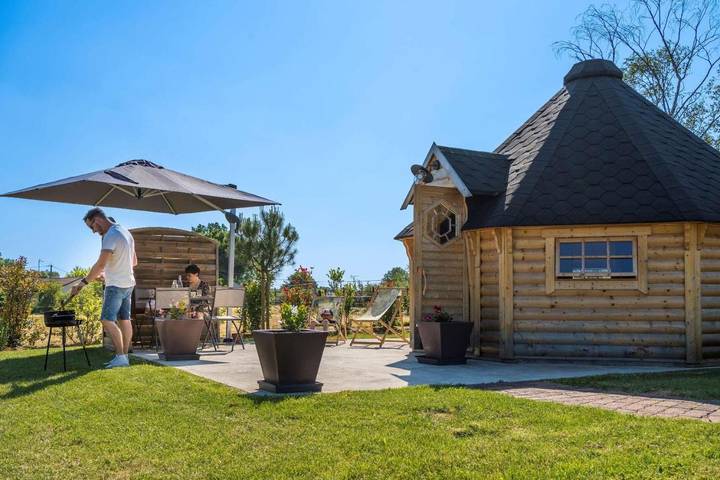 Gîte pour 4 personnes, avec Terrasse ainsi que Piscine et Vue dans Chemillé-en-Anjou