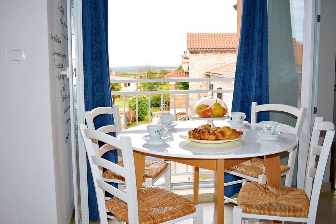 Entire vacation apartment, Apartment in Tar with Common Pool in Tar-Vabriga, Novigrad