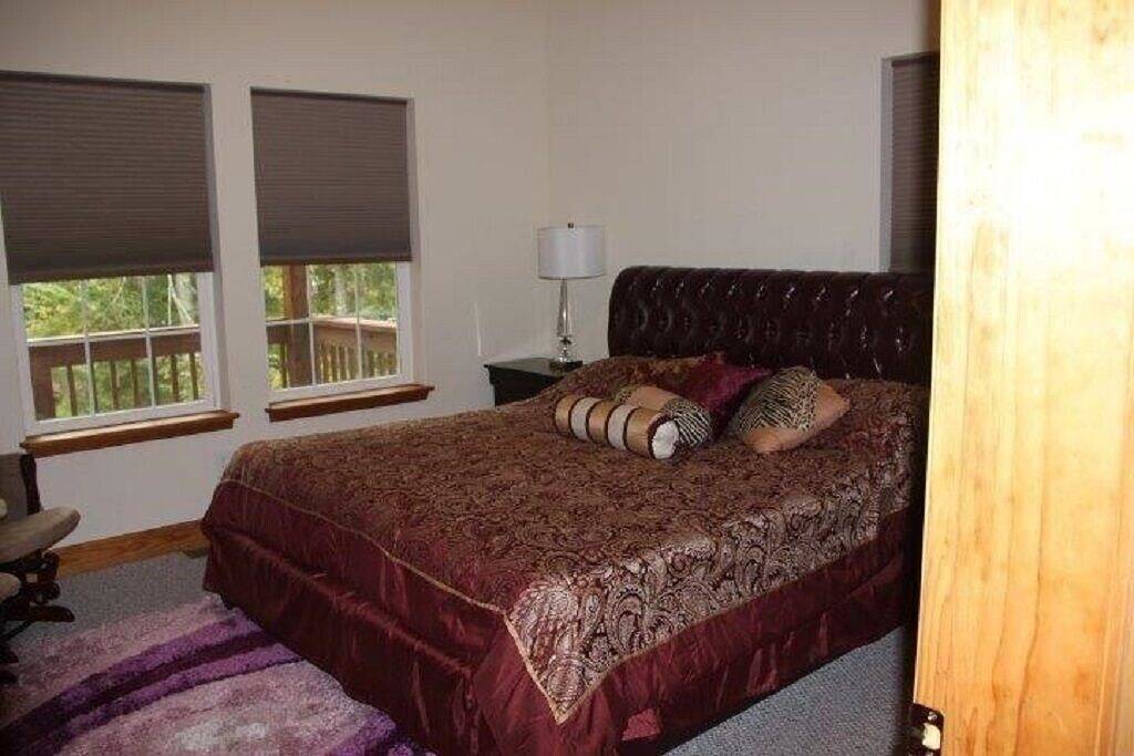 Lrr 105 4 Br 3 Bath Centrally located in amenity filled Masthope. Sleeps 12 in Masthope, Pike County