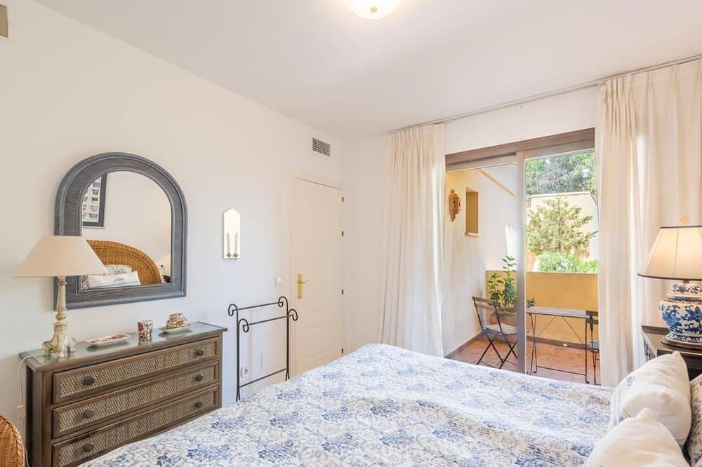 Entire apartment, Bright 3-bedroom apartment with terraces and pools in Benahavís in Los Arqueros, Benahavís