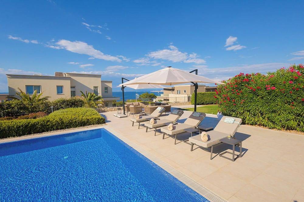 3-bedroom Beachfront Residence with Sea View and a Private Pool in Umag, Umag und Umgebung