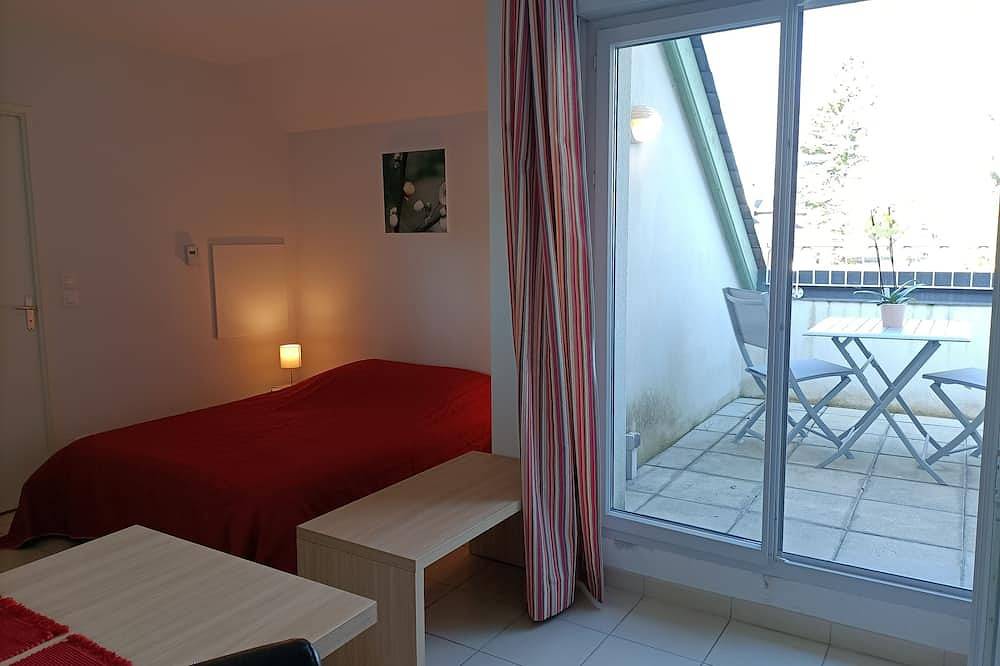 Entire apartment, Studio terrace in Residence with swimming pool C65 in Salies-de-Béarn, Béarn