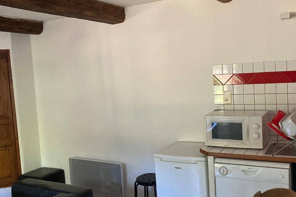 Furnished Provencal farmhouse for 4 people in the middle of vineyards + pool access in Bollène, Vaucluse